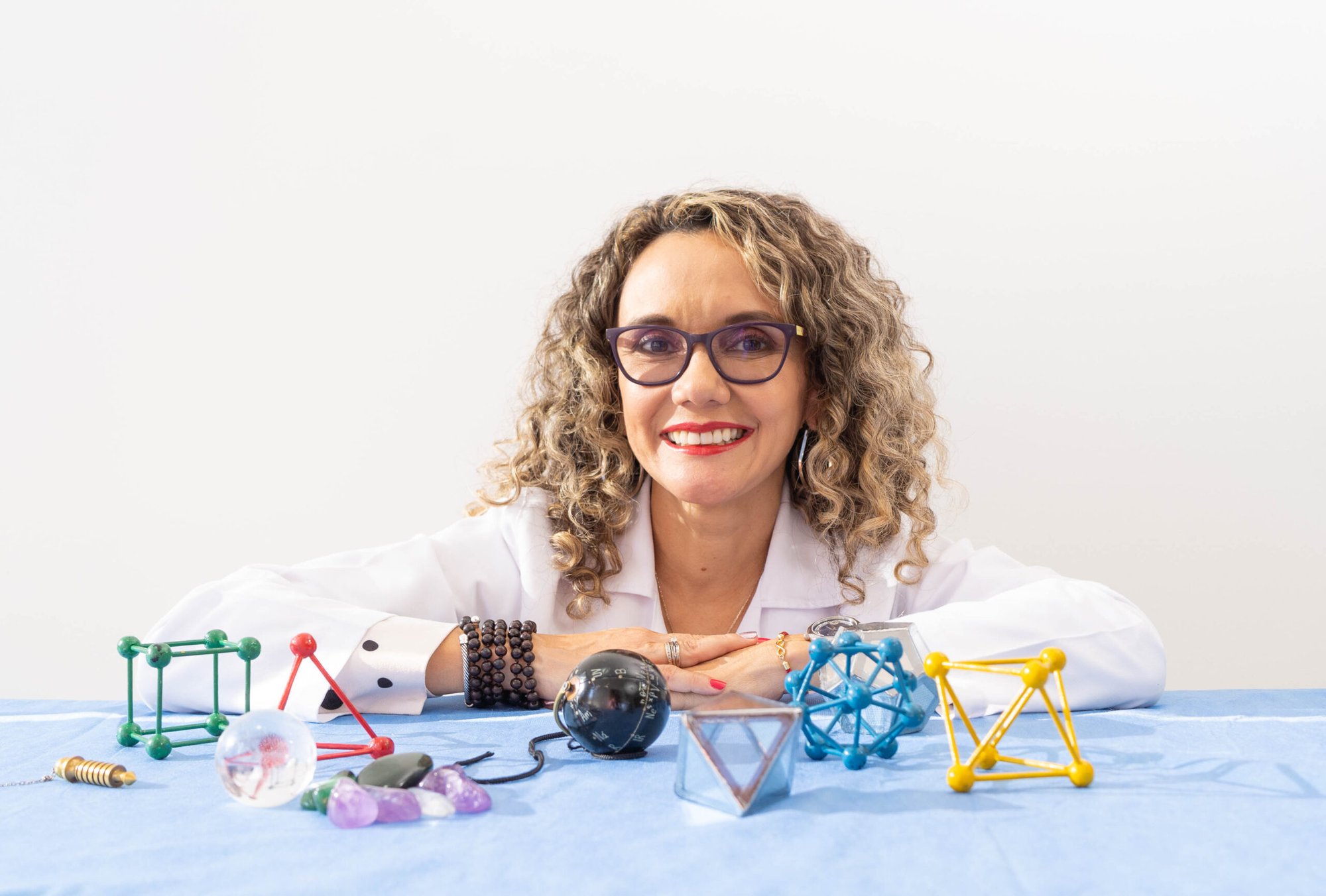 pediatra integrativa con elementos en camilla