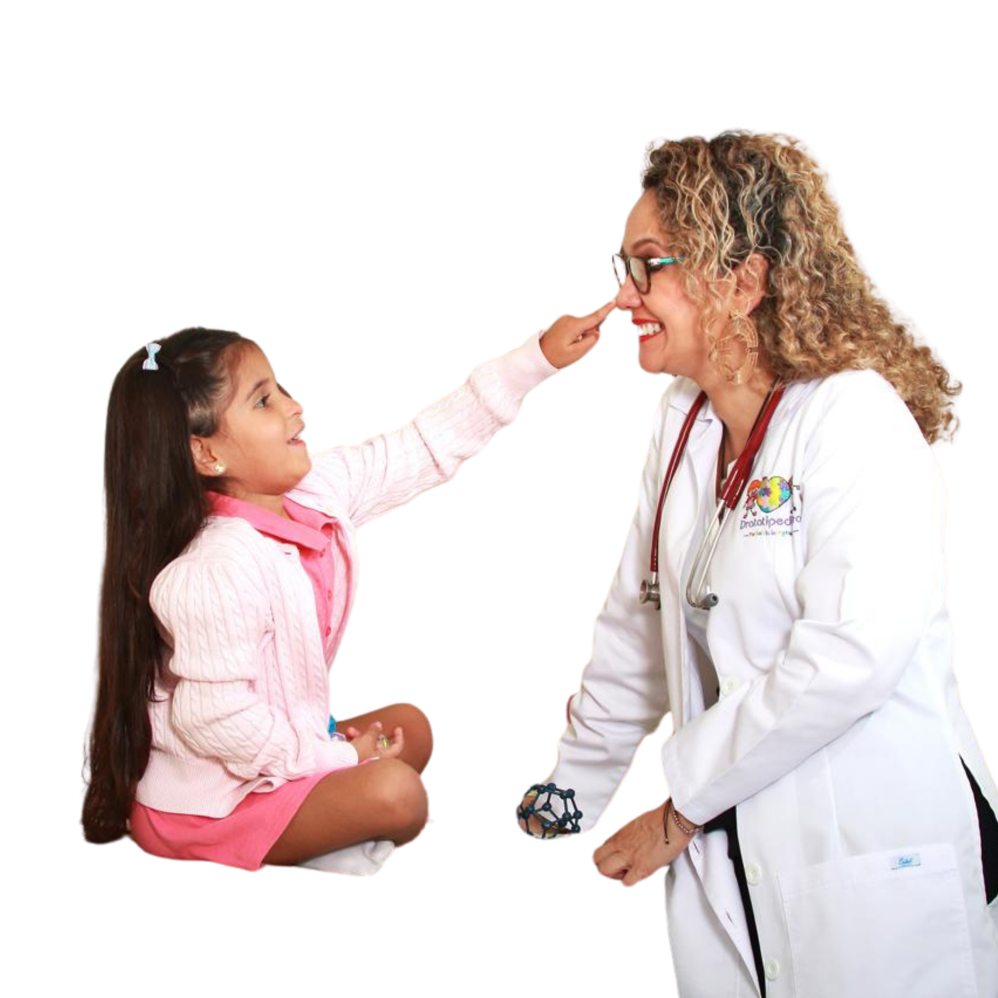 Doctora con niña en una consulta medica sonriendo